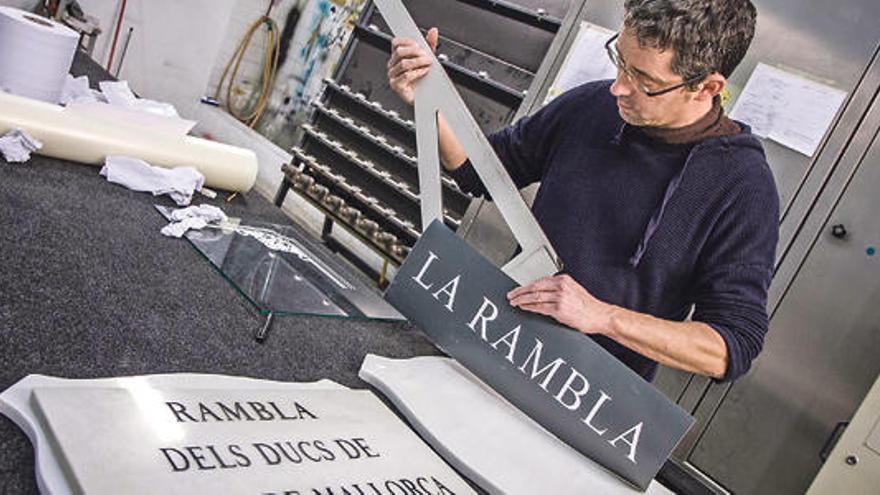 Uno de los socios de la marmolería Cristalart del polígono industrial de Marratxí trabajando en el grabado del nombre de la Rambla en las nuevas placas.
