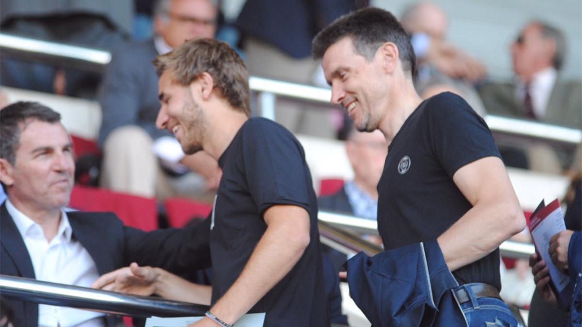 Sergi Samper y Juan Carlos Unzué saludan a Robert Fernández en la grada del Mini Estadi