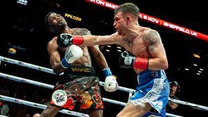 Derecha definitiva de Dalton Smith al rostro de Subriel Matías