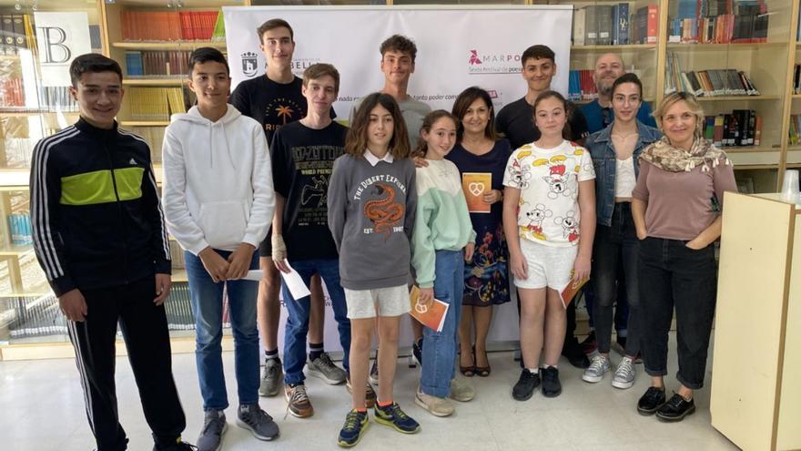 Carmen Díaz, junto a estudiantes que han participado en el evento cultural.