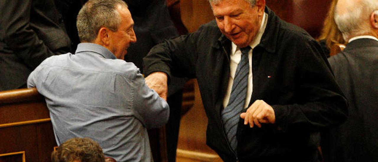 Pedro Quevedo saluda a Joan Baldoví, lider de Compromís, en la apertura de la legislatura.