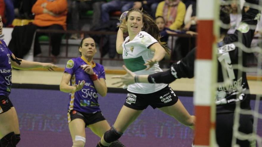 La internacional Jennifer Gutiérrez durante el partido frente al Gijón, uno de los últimos disputados