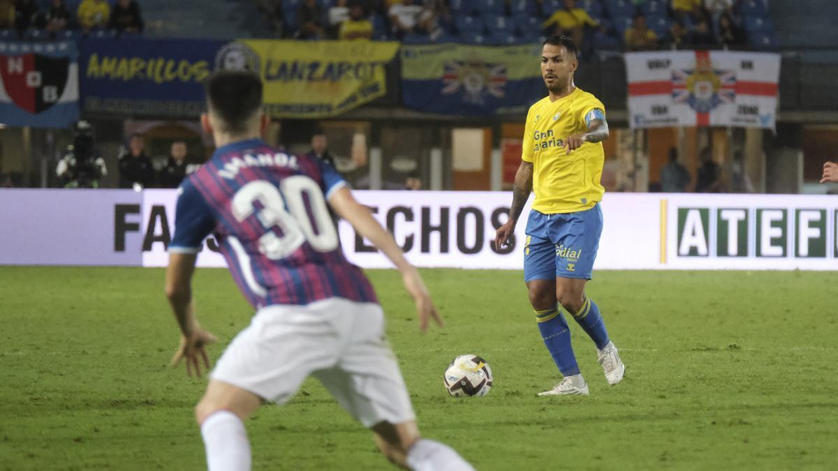 Jonathan Viera conduce el esférico en el último encuentro en casa de la UD ante el Eibar