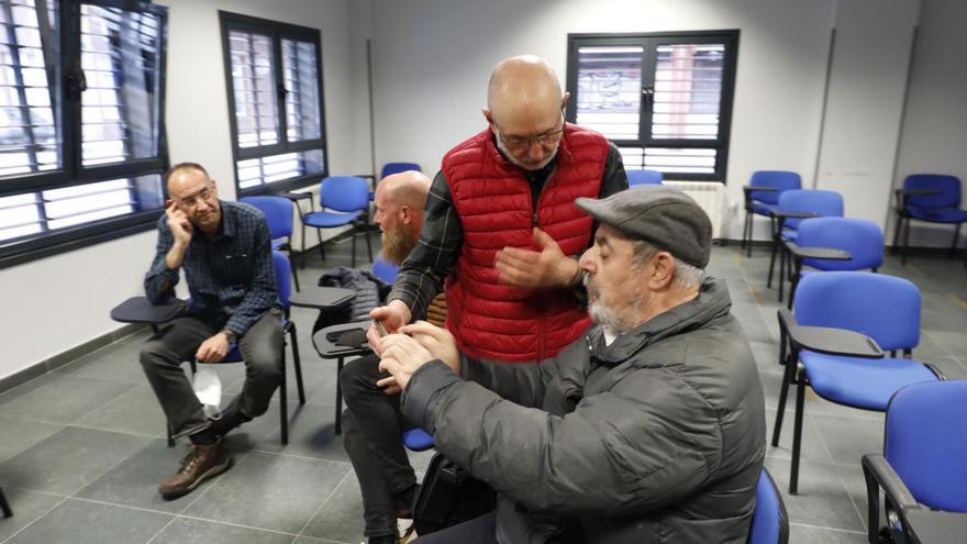 Por la izquierda, José Ángel Muñoz, José Luís Fernández, Paco Ramos y José Luis Rodríguez Peón, antes de la reunión en la sede de la Federación Vecinal (FAV).