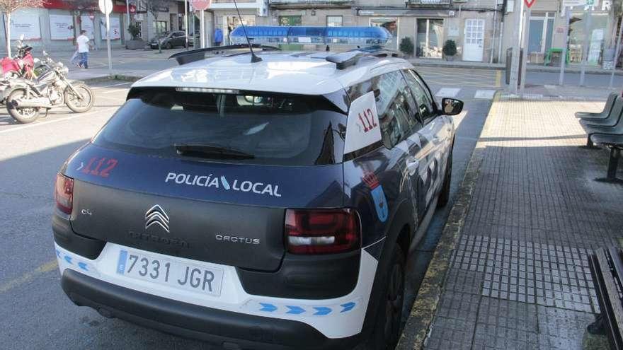 Uno de los coches de la Policía Local de Bueu, ayer delante de la jefatura. // Santos Álvarez