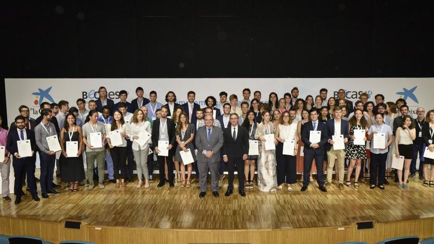 Becas de doctorado de la Caixa, con Jaume Giró y Jose Manuel Pingarrón en el centro.