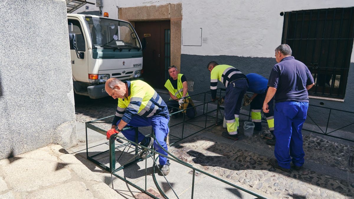 Operarios colocando los arcos en Caleros para la bajada de la Montaña.