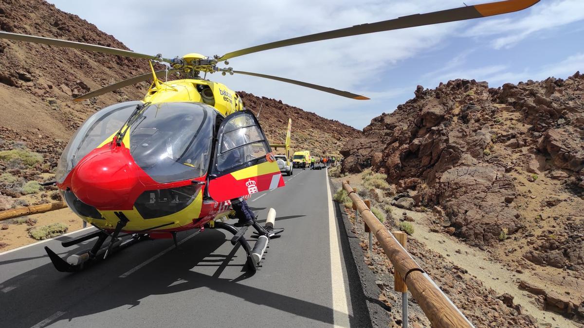 Helicóptero de emergencias en el lugar del accidente en las Cañadas del Teide.