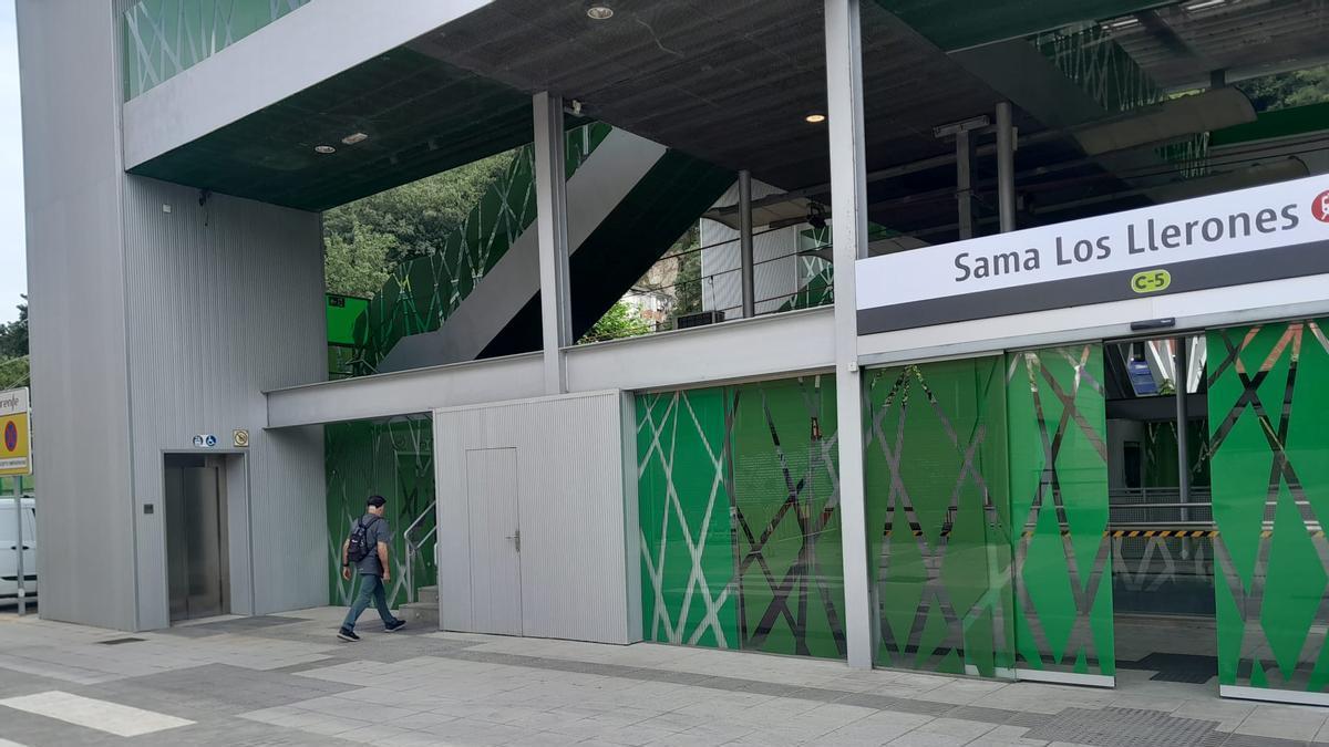 Un usuario entra a la estación de Sama, con el ascensor a la izquierda, fuera de servicio.