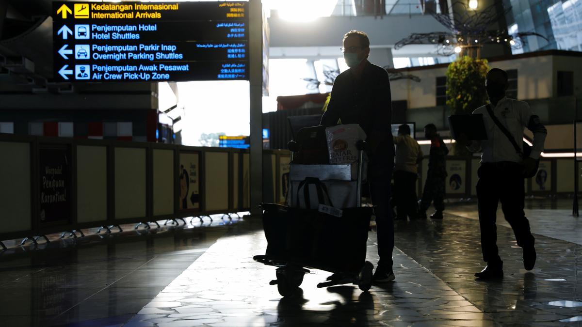 Un viajero camina por la terminal de llegadas del aeropuerto de Soekarno Hatta, en Tangerang, cerca de Jakarta. El país ha cerrado los vuelos con Sudáfrica.