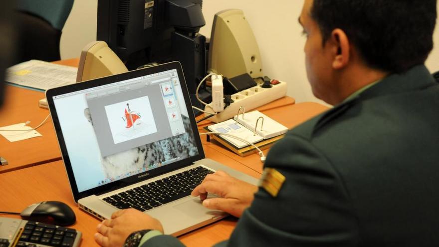 Un guardia civil con el programa &quot;Vicus&quot; que localiza archivos pedófilos.