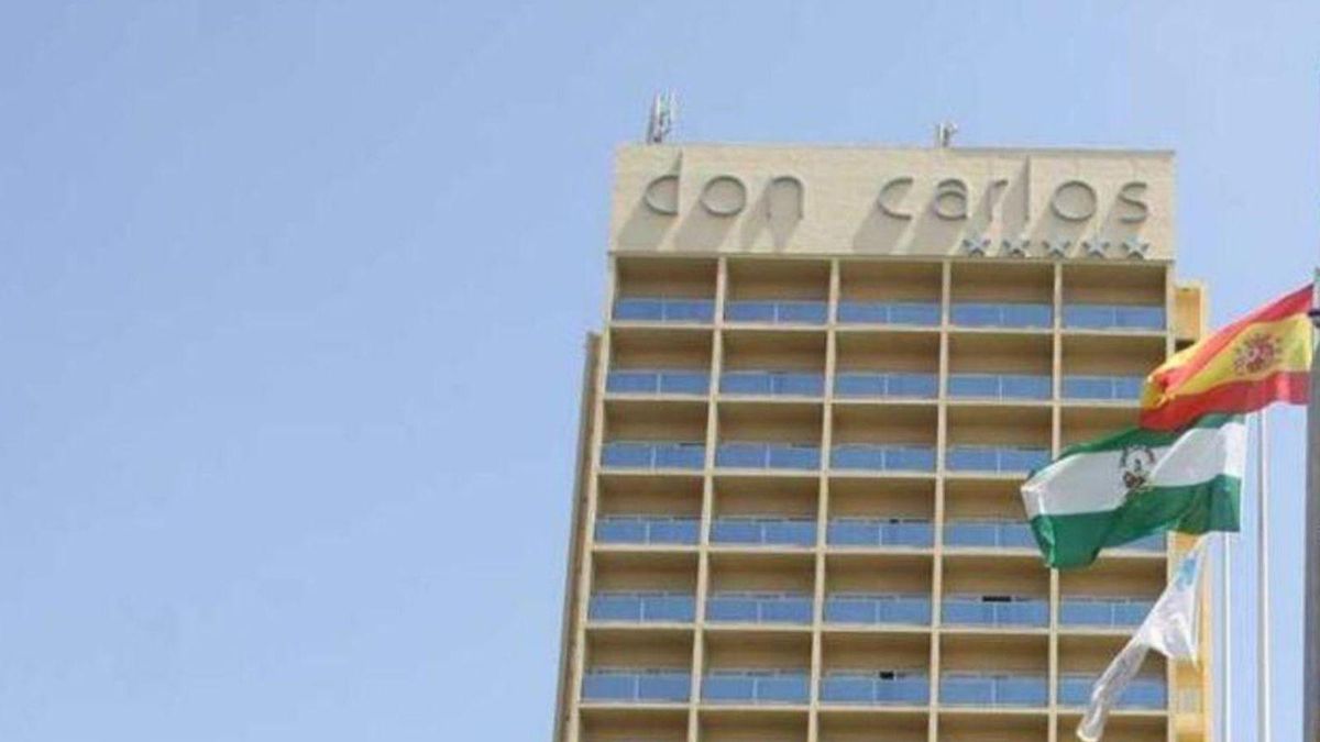 Fachada del edificio del hotel Don Carlos, ubicado en el distrito de Las Chapas, en Marbella. | L.O.