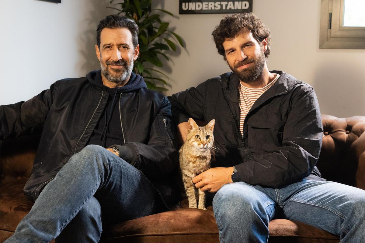 El director y el protagonista posan con el gato actor.