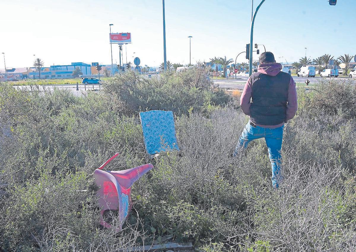 Maleza acumulada a escasos metros del centro comercial l'Aljub y junto a viviendas