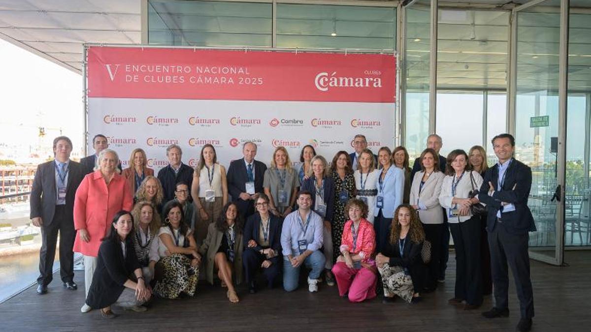 José Vicente Morata, Jorge linares e Isabel Galbis con los representantes de todos los Clubes Cámara de España