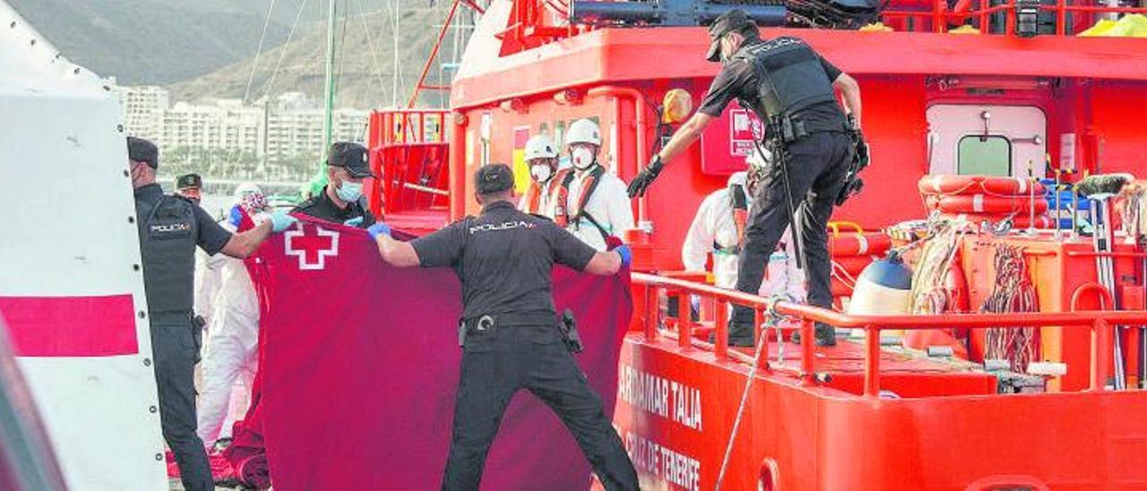 Llegada a Arguineguín de los subsaharianos localizados en un cayuco a 500 kilómetros al sur de El Hierro, entre los que había cuatro muerto y una mujer falleció en el mismo muelle.