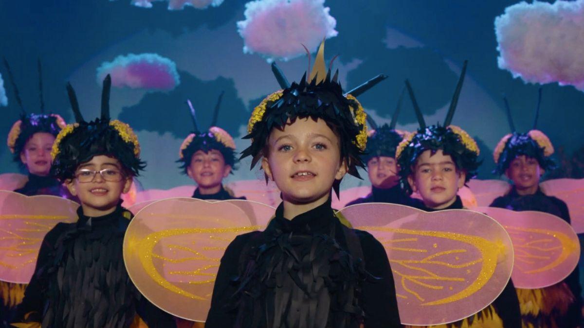 Un grupo de niños y niñas vestidos de abejas interpretan el villancico ‘Trátame bien’.