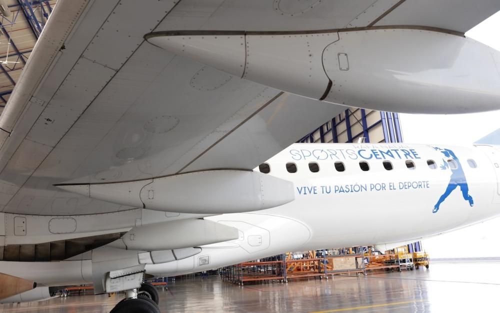 Presentación de avión de Air Europa rotulado con el nombre de la academia de Rafa Nadal