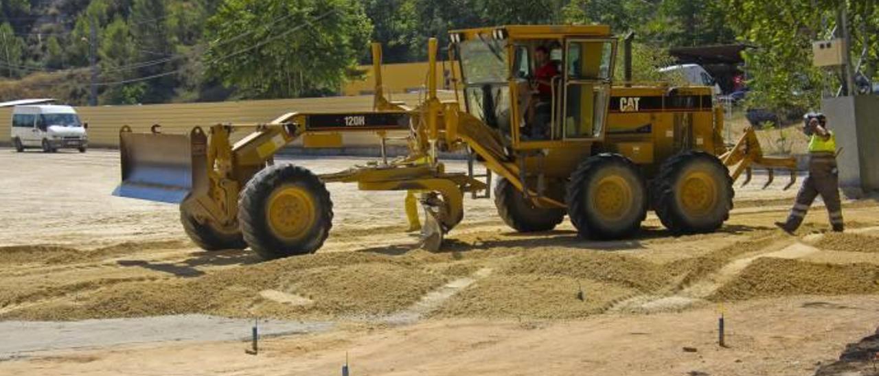 Los trabajos de consolidación del firme del recinto ferial están en la recta final.