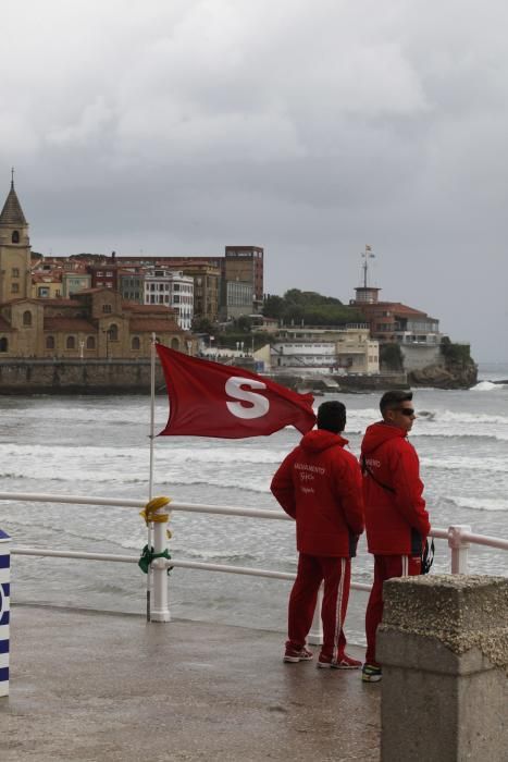 Bandera roja en la playa de San Lorenzo de Gijón