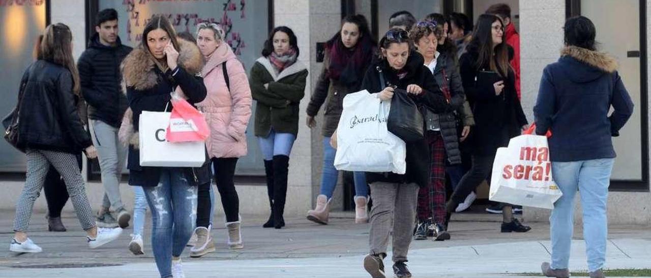 La calle Rey Daviña, en el centro de Vilagarcía, registró un trasiego constante de compradores desde primera hora de la mañana. // Noé Parga