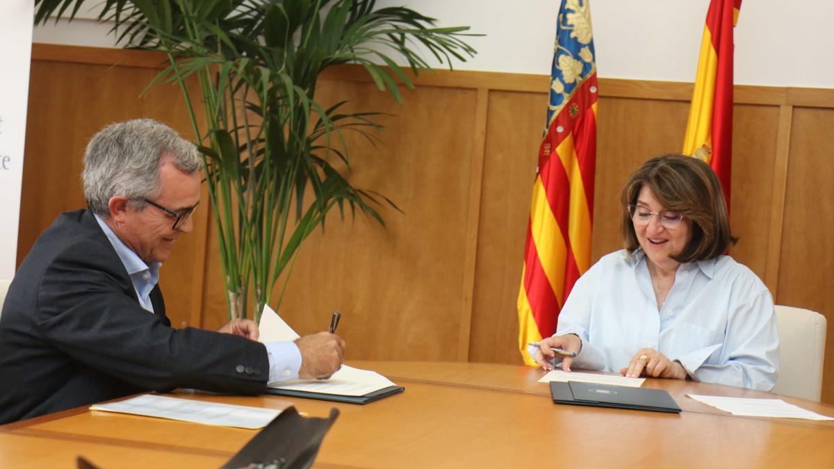 Un momento de la firma del convenido entre la rectora de la UA y el presidente de la cooperativa contestana.