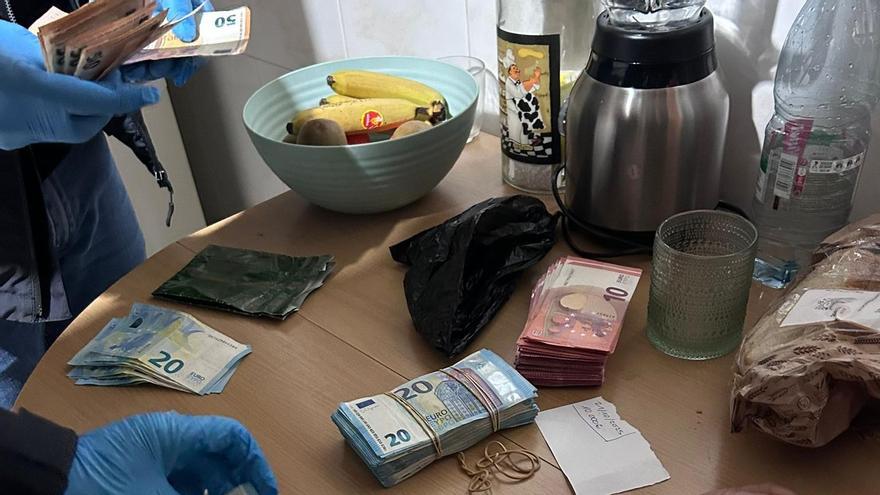 Agents recomptant els diners en efectiu que hi havia al narcopís de Blanes.