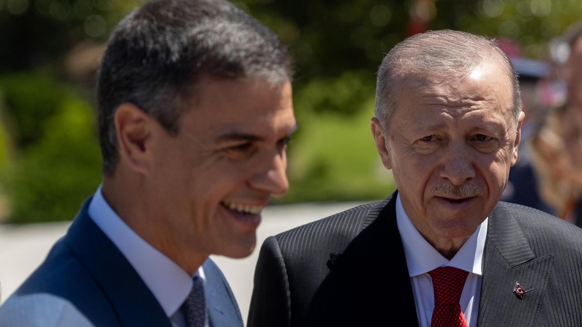 Sánchez recibe con honores a Erdogan en La Moncloa