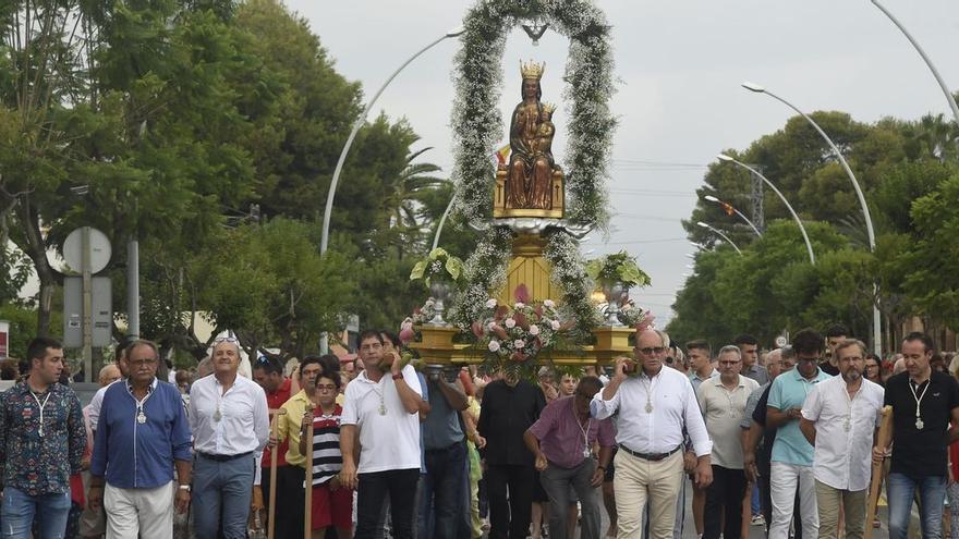 La tradicional &#039;baixà&#039; de la Mare de Déu de Gràcia abre las fiestas que Vila-real celebra en su honor.