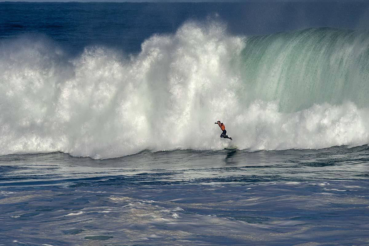 El campeonato de surf de olas grandes reúne en La Cantera de Cueto a más de 5.000 personas