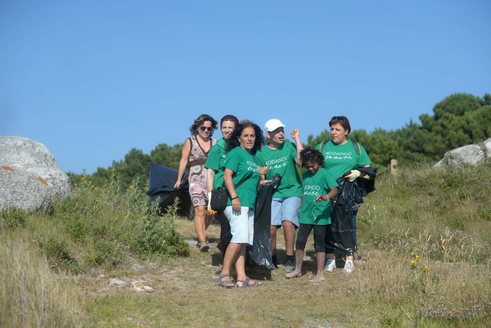 Voluntarios ponen a punto las playas de A Illa