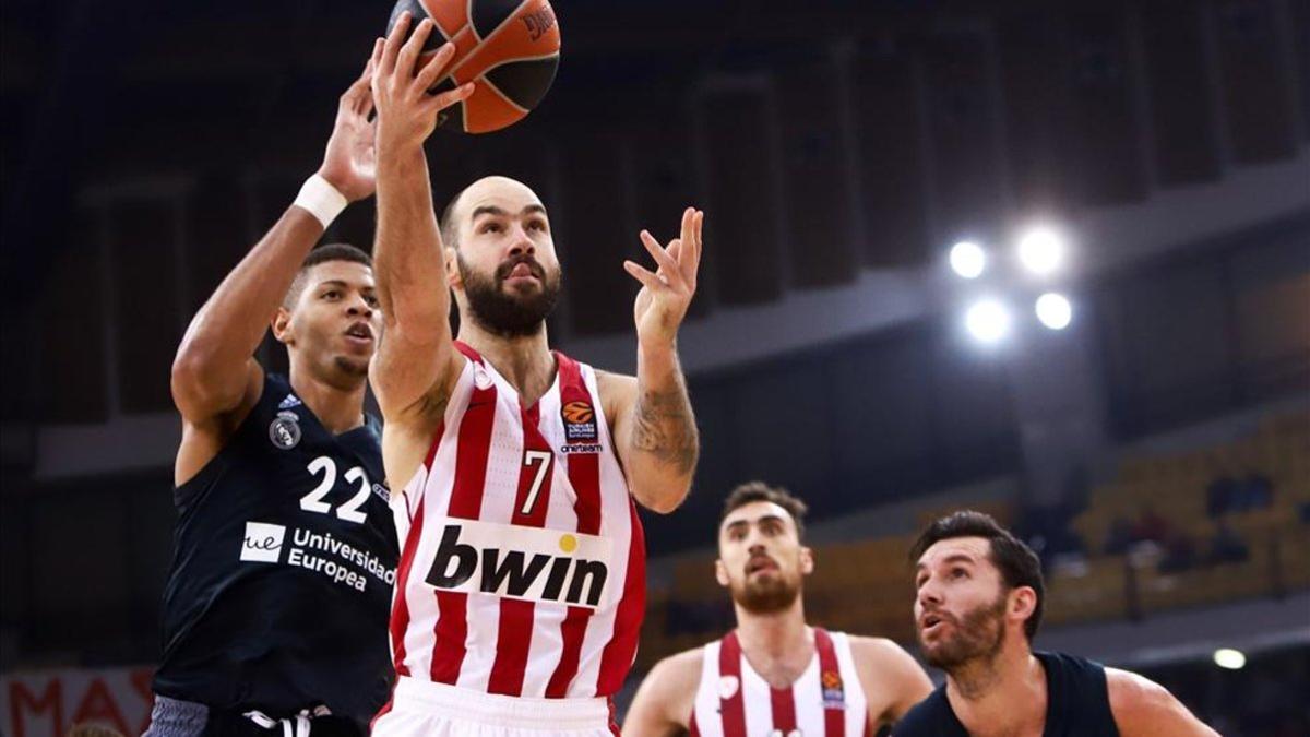 Spanoulis entra a canasta ante la oposición de Tavares y Rudy