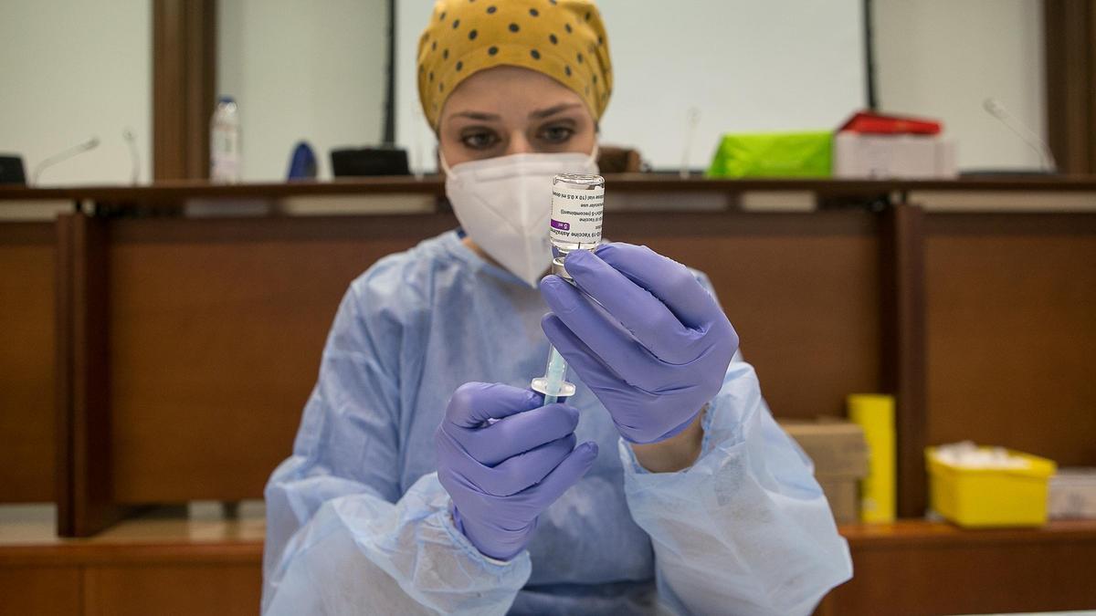 Una sanitaria prepara un vial de la vacuna de AstraZeneca.