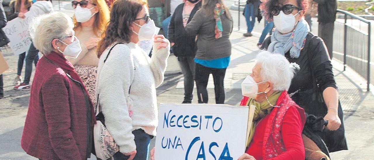 Teodora Pérez González, conocida como Argensola la de Todoque, en una manifestación de afectados por el volcán.