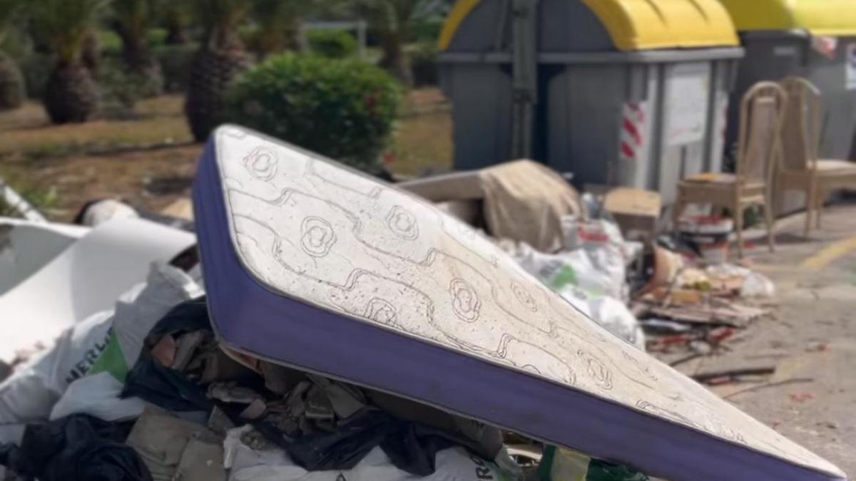 Enseres apilados en una zona de Almardà