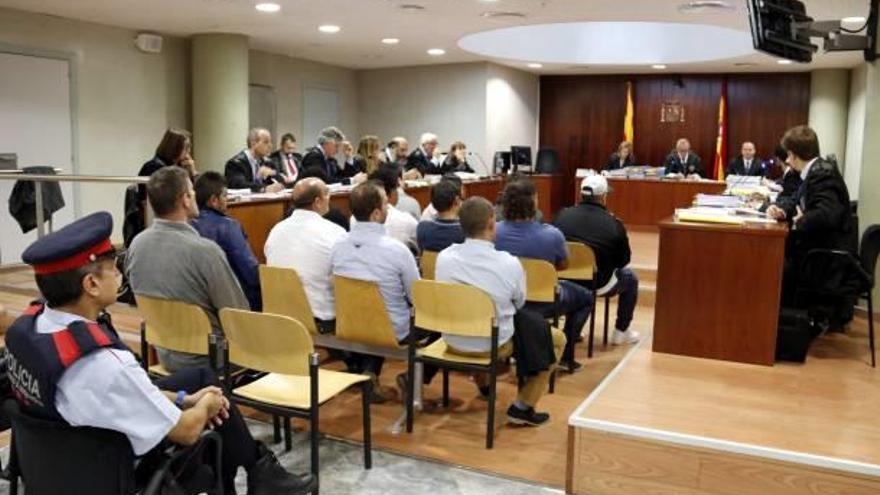 Imatge del judici, on s&#039;asseuen 15 acusats, a l&#039;Audiència de Lleida