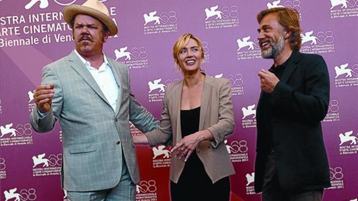 John C. Reilly, Kate Winslet y Christoph Waltz bromean en la presentación del filme, ayer en Venecia.