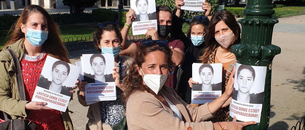 La hermana y amigas de Déborah  cuelgan carteles pidiendo justicia para la joven asesinada. / M.G. BREA