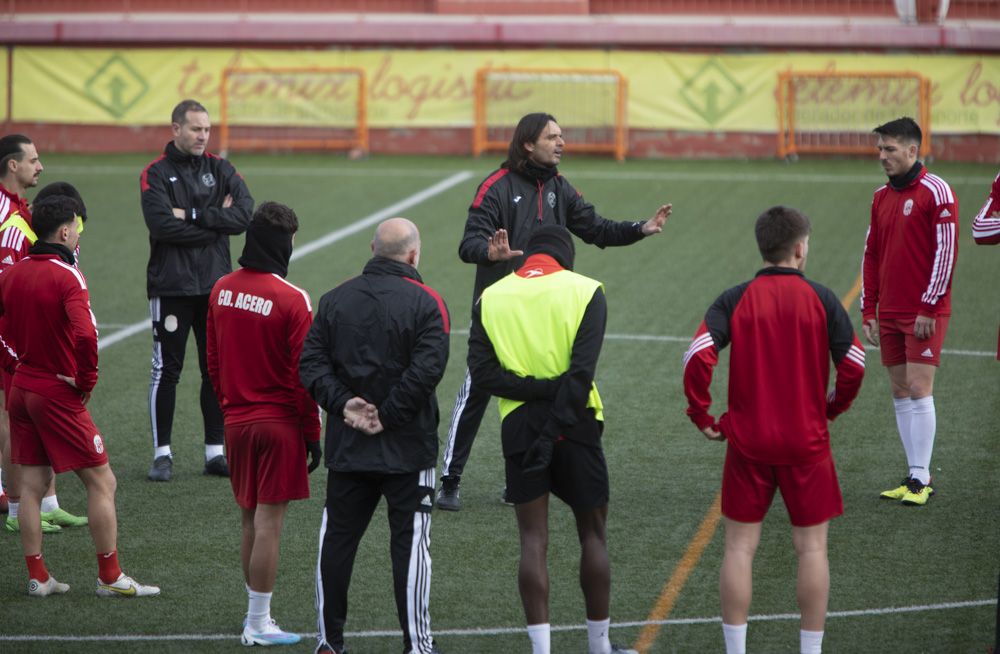 El CD Acero del Port de Sagunt entrena en el estadio Fornás antes del encuentro frente al Torrent