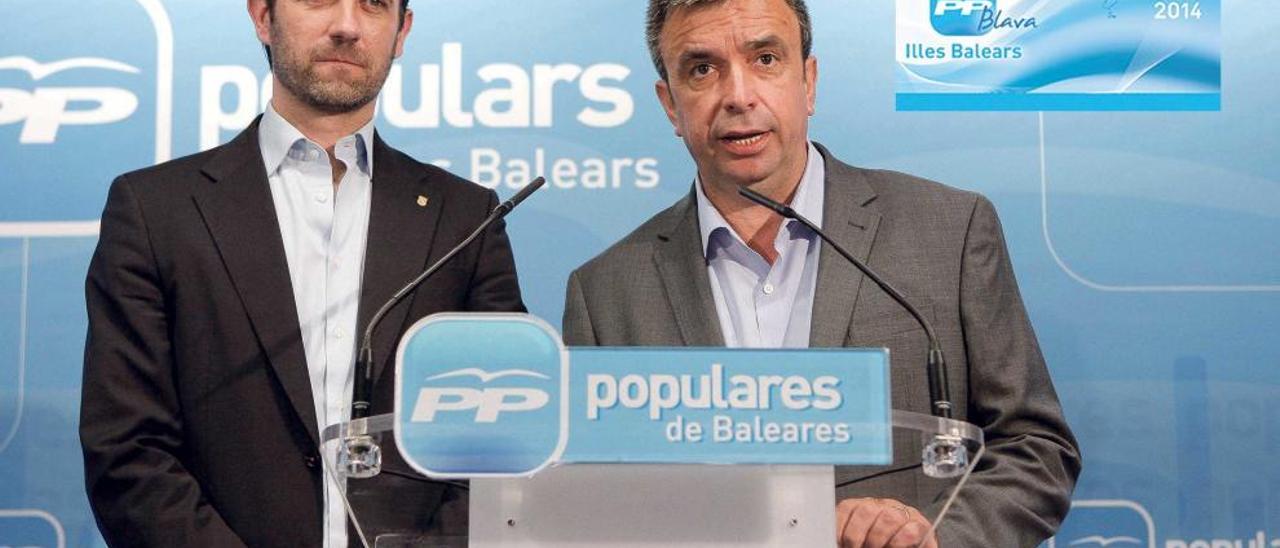 El expresidente del PP, José Ramón Bauzá, y el actual, Miquel Vidal, pusieron en marcha la tarjeta azul (arriba).