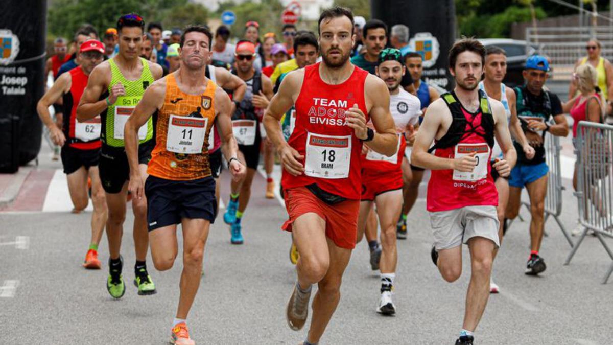  Una imagen de la salida de la carrera en las inmediaciones del pabellón de Can Guerxo, en Sant Jordi. 