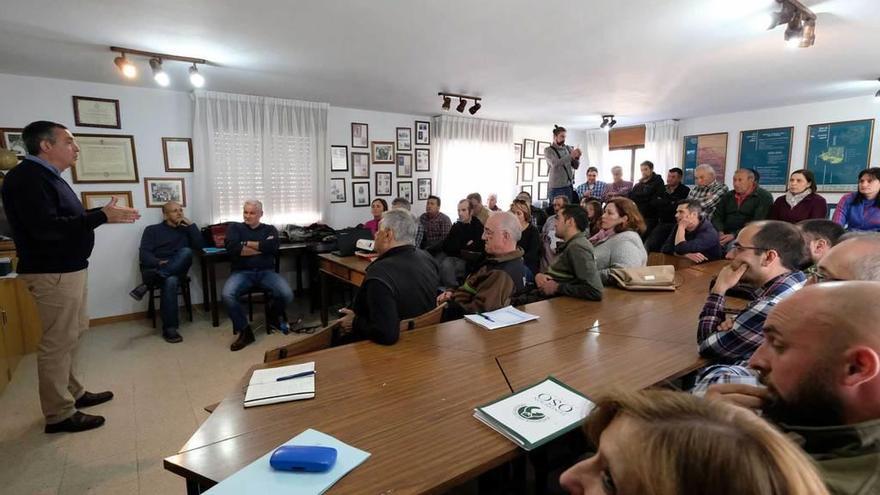 Manuel Calvo, durante la charla en Jomezana de Abajo.