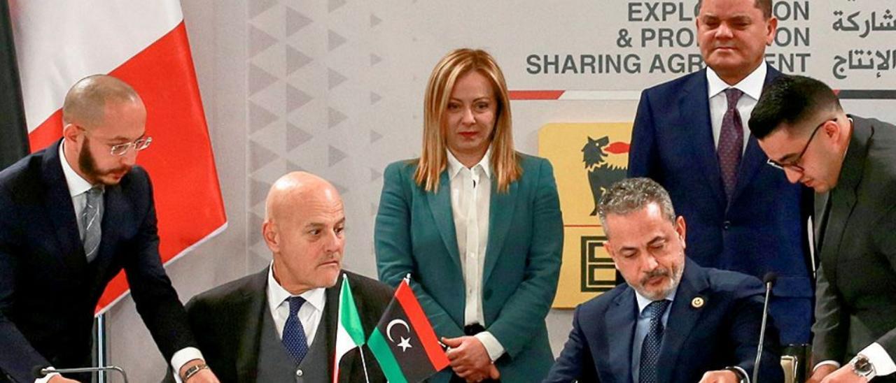 El consejero delegado de ENI, Claudio Descalzi; la primera ministra italiana, Giorgia Meloni; el primer ministro de Libia, Abdulhamid Dbeibah, y el líder de la filial libia NOC, Farhat Bengdara, el domingo en Trípoli.