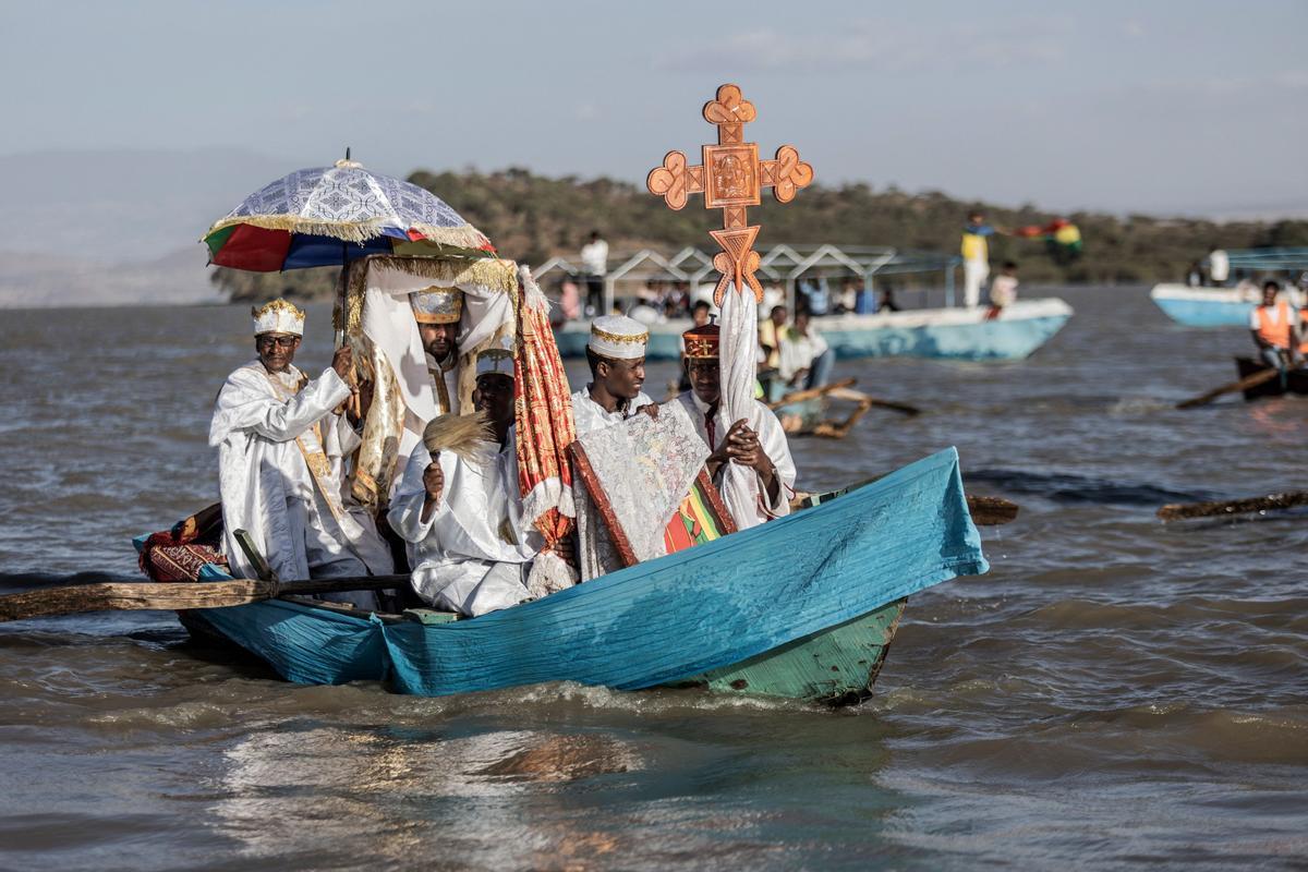 Los devotos ortodoxos etíopes asisten a una oración durante la celebración de la Epifanía de Etiopía en la orilla del lago Batu, Etiopía