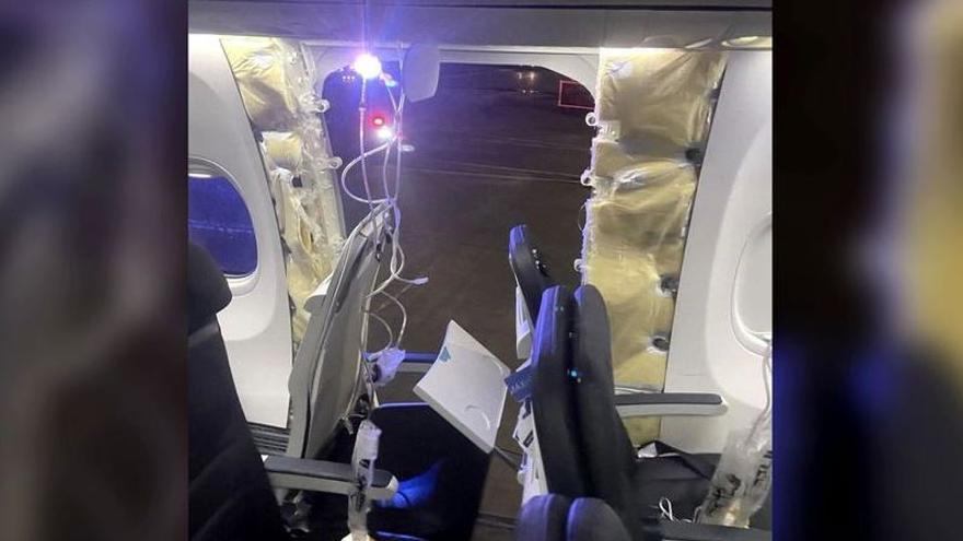 Terror en un avión: una ventana se rompe en pleno vuelo succionando varios móviles a 5.000 metros de altura