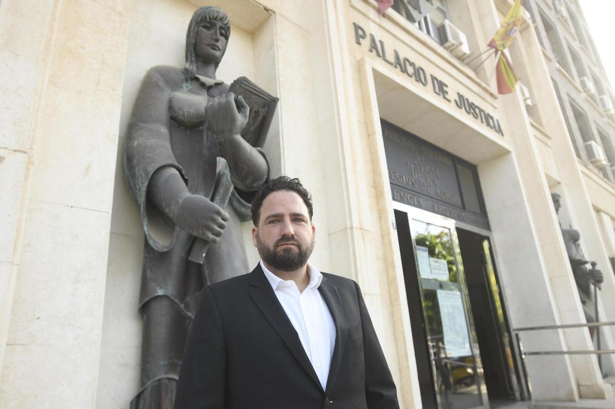 El abogado Pablo Martínez, en la puerta del Palacio de Justicia de Murcia.