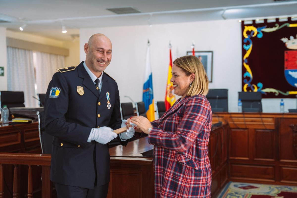 Astrid Pérez entrega el reconocimiento a un policía local de Arrecife.