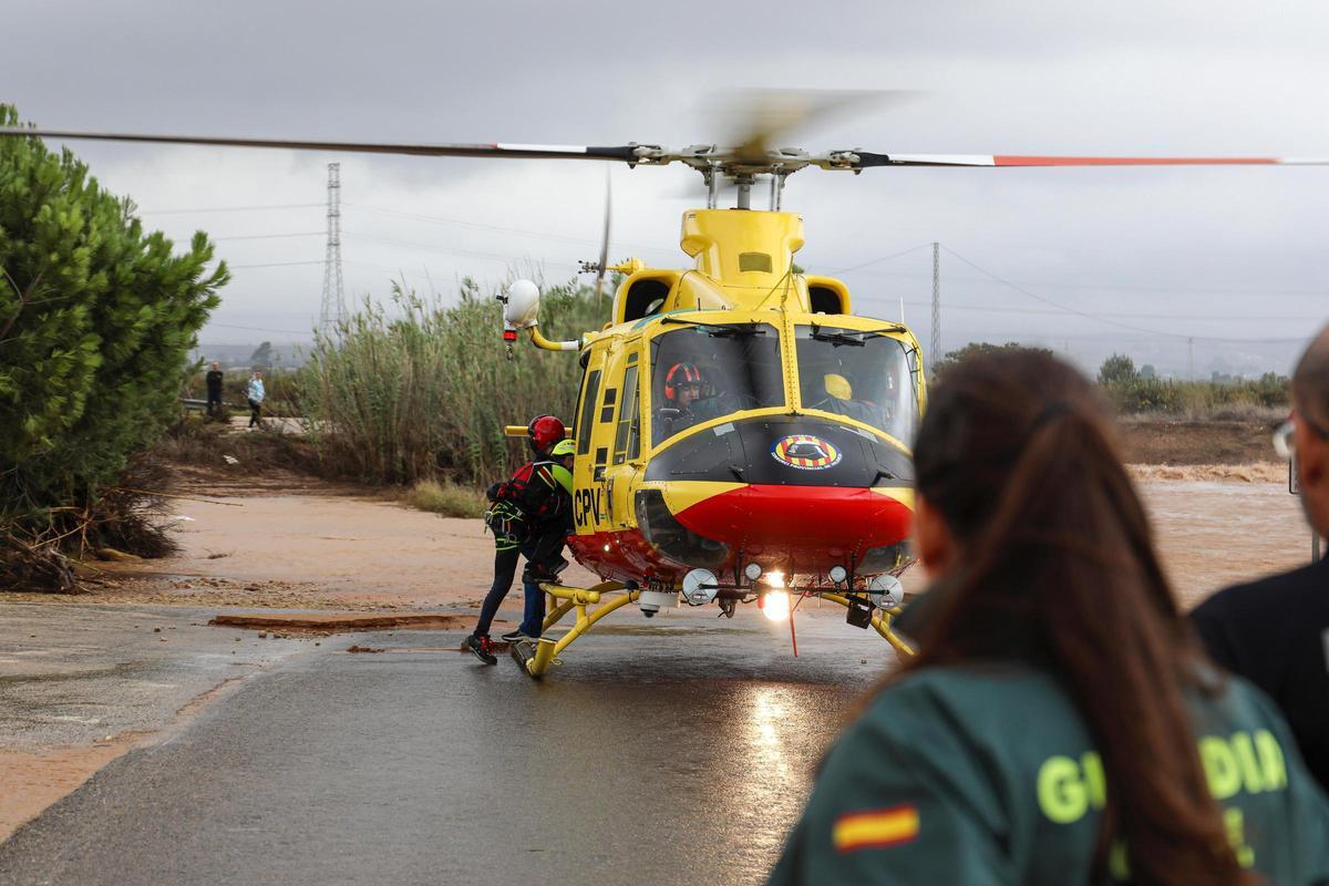 El helicóptero durante un rescate en l'Alcúdia.