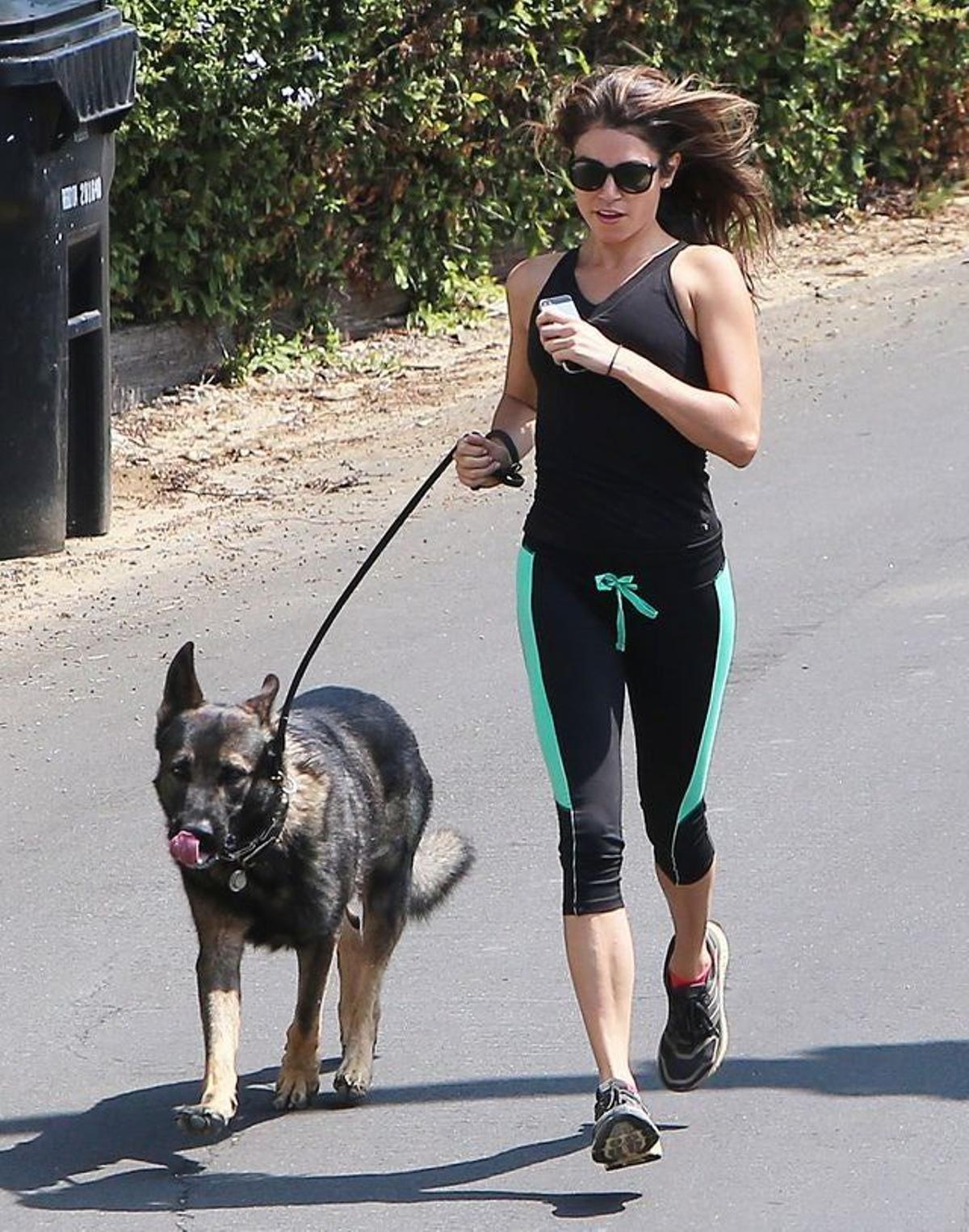 Nicki Reed corriendo con su perro