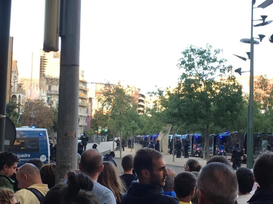 1-O a Girona: Multitudinària manifestació davant la subdelegació del Govern